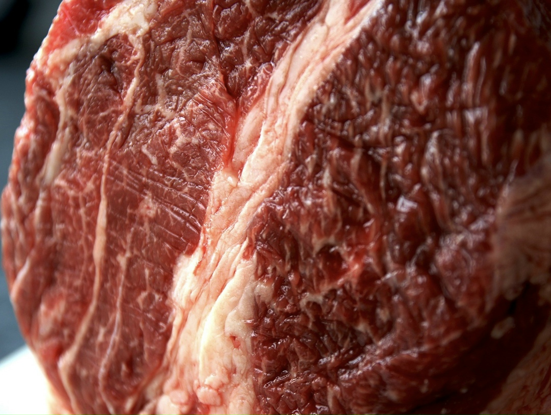 В январе-сентябре 2025 года продажи баранины в натуральном выражении снизились на 39% год к году, говядины — на 6%. Спрос на курицу увеличился на 4%, на…