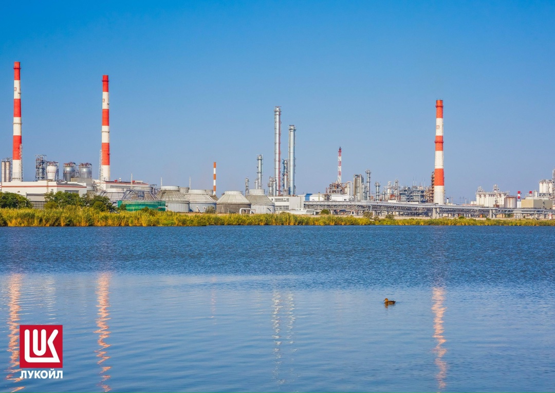 лет Ставролену Нефтехимическое предприятие ЛУКОЙЛа производит полиэтилен, полипропилен, бензол, винилацетат и различные жидкие продукты пиролиза.