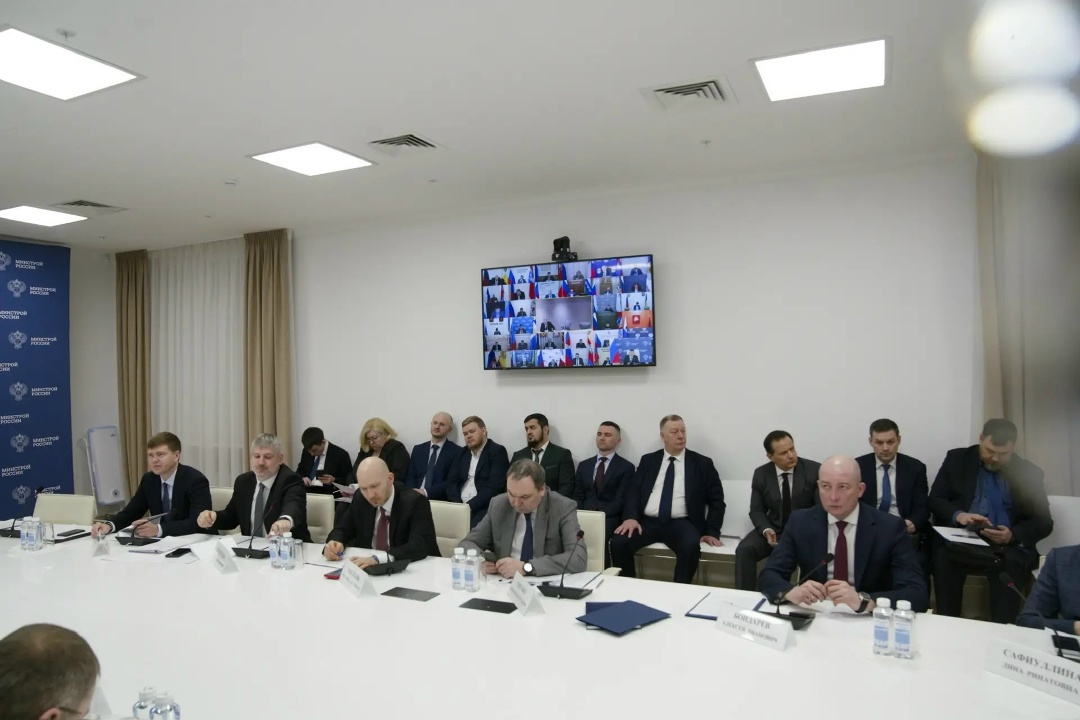 Глава Минстроя России Ирек Файзуллин провел еженедельное совместное совещание с регионами и главными распорядителями бюджетных средств (ГРБС)