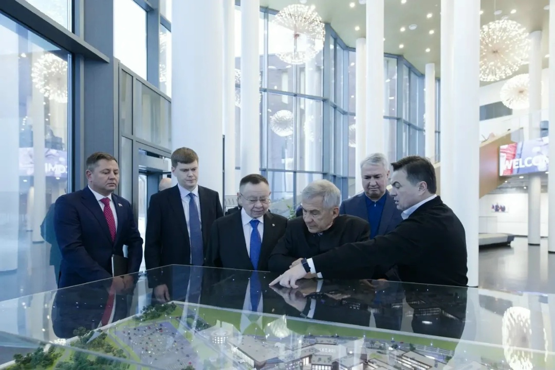 Глава Минстроя России Ирек Файзуллин совместно с губернатором Московской области Андреем Воробьевым и Раисом Республики Татарстан Рустамом Миннихановым посетил…