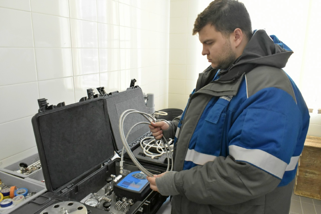 ЗАМЕРЫ ТОЧКИ РОСЫ Мы уже рассказывали о процессе отбора проб газа работниками Центральной заводской лаборатории Амурского ГПЗ