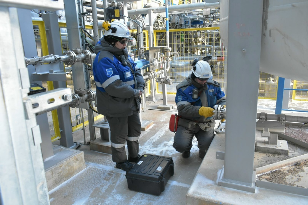 ЗАМЕРЫ ТОЧКИ РОСЫ Мы уже рассказывали о процессе отбора проб газа работниками Центральной заводской лаборатории Амурского ГПЗ