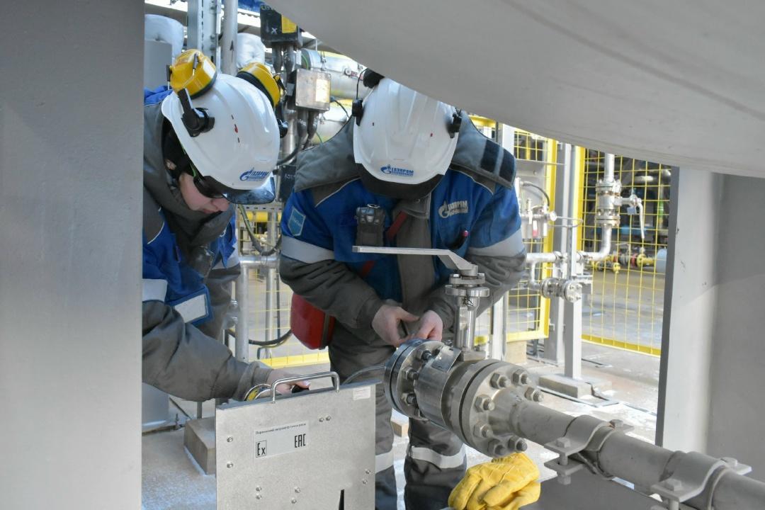 ЗАМЕРЫ ТОЧКИ РОСЫ Мы уже рассказывали о процессе отбора проб газа работниками Центральной заводской лаборатории Амурского ГПЗ