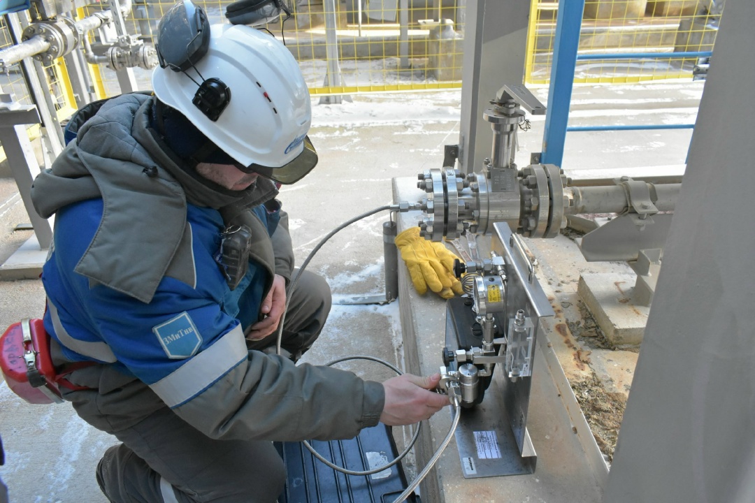 ЗАМЕРЫ ТОЧКИ РОСЫ Мы уже рассказывали о процессе отбора проб газа работниками Центральной заводской лаборатории Амурского ГПЗ