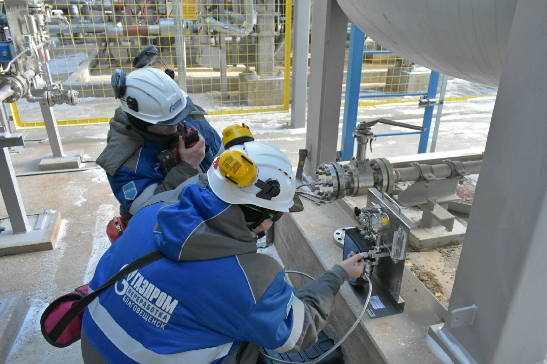 ЗАМЕРЫ ТОЧКИ РОСЫ Мы уже рассказывали о процессе отбора проб газа работниками Центральной заводской лаборатории Амурского ГПЗ