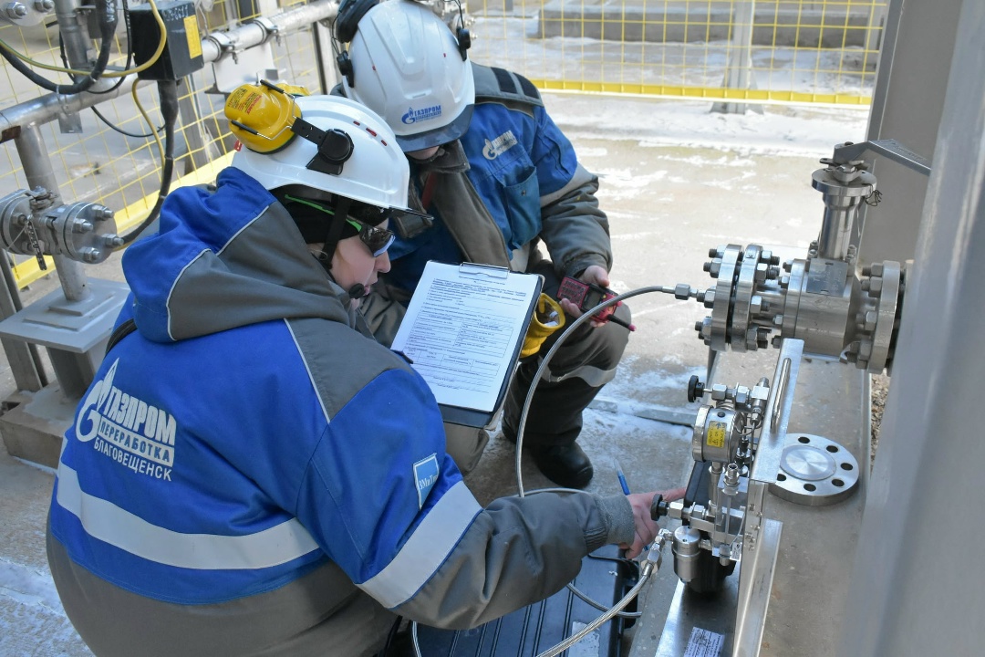 ЗАМЕРЫ ТОЧКИ РОСЫ Мы уже рассказывали о процессе отбора проб газа работниками Центральной заводской лаборатории Амурского ГПЗ