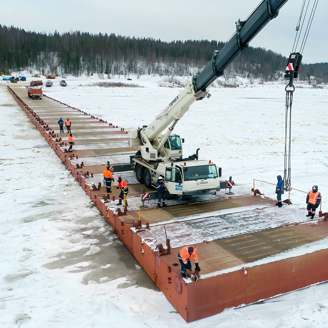 Мост для всех! Каждый год газовики строят понтонную переправу через реку Печору в Республике Коми