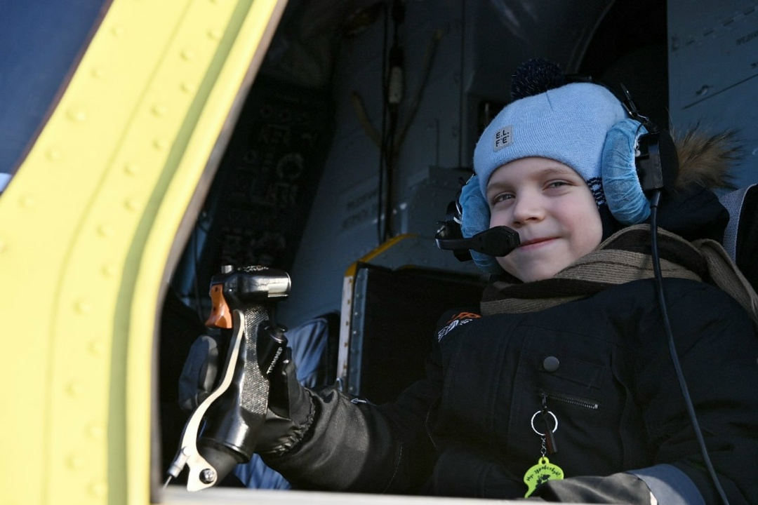 Когда заветные желания сбываются Благодаря Национальной службе санитарной авиации Ростеха и губернатору Коми семилетний мальчик полетал на вертолете.