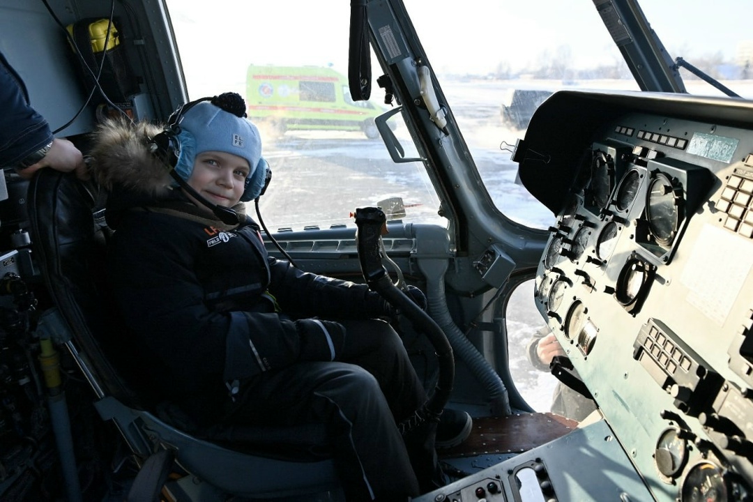 Когда заветные желания сбываются Благодаря Национальной службе санитарной авиации Ростеха и губернатору Коми семилетний мальчик полетал на вертолете.