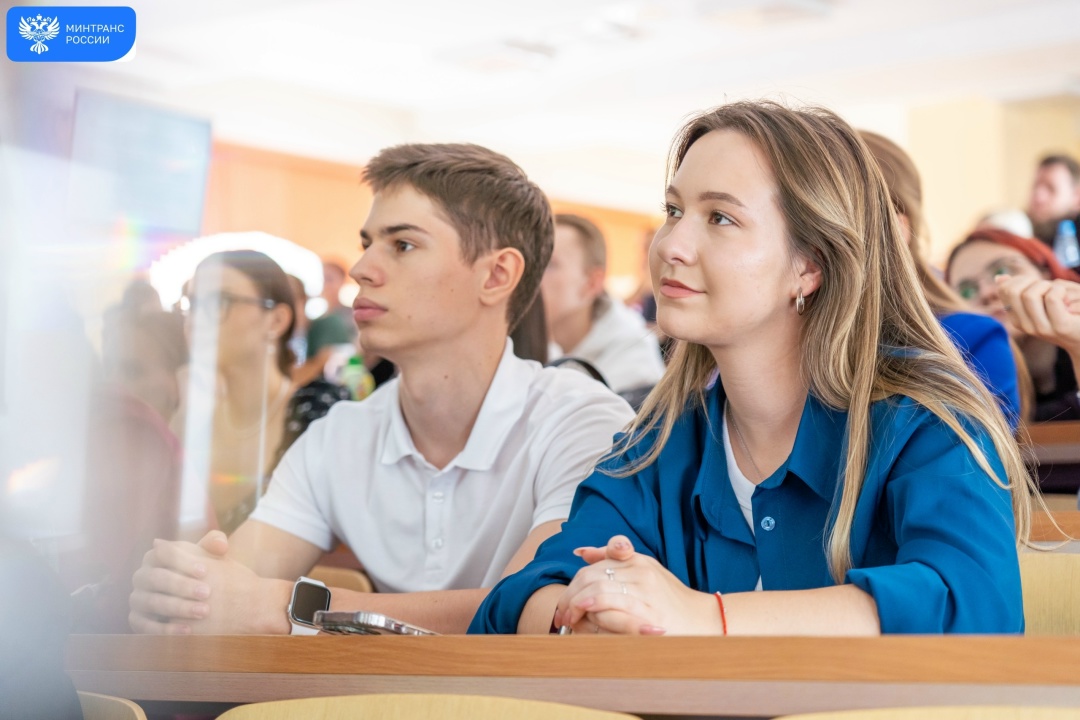 Глава Минтранса Андрей Никитин поздравил студентов с праздником