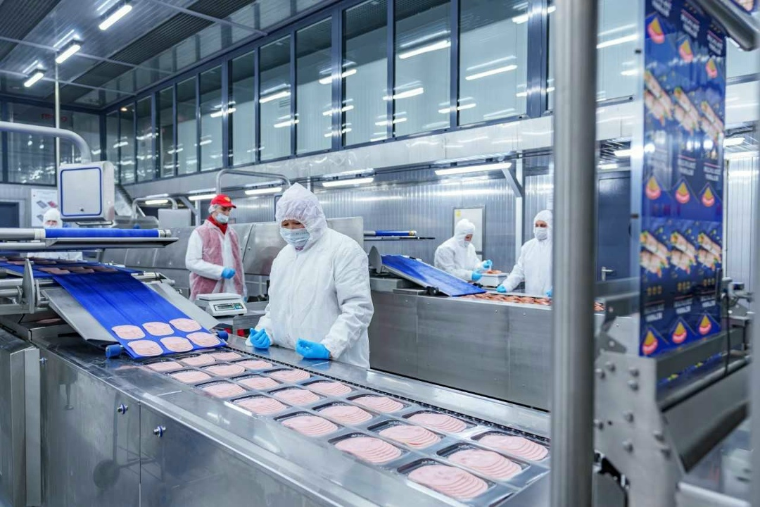 По данным крупнейших торговых сетей, «Мясокомбинат Клинский» (группа «Продо») в 2025 году увеличил продажи мясной продукции в нарезке на 30%. Укрепить рыночные…