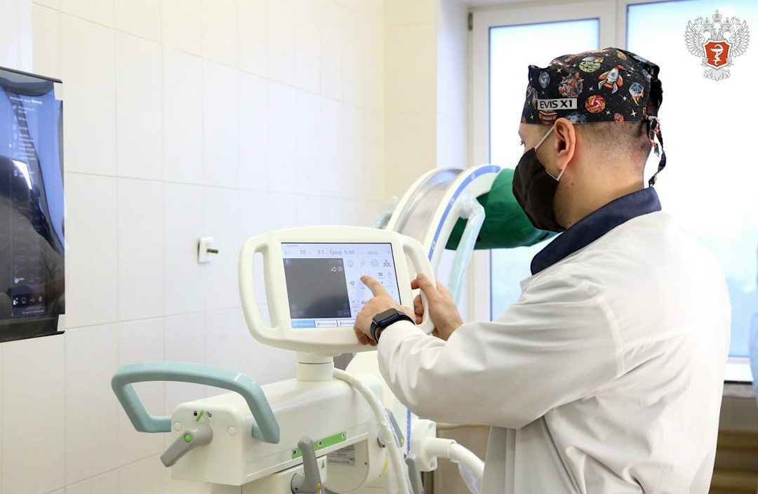 Новгородские врачи провели операцию на сердце 72-летнему пациенту с помощью высокотехнологичного отечественного оборудования