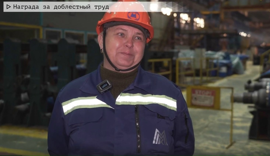 Людмила Мезенцева работает машинистом крана металлургического производства в пятом листопрокатном цехе ПАО «ММК» уже 35 лет