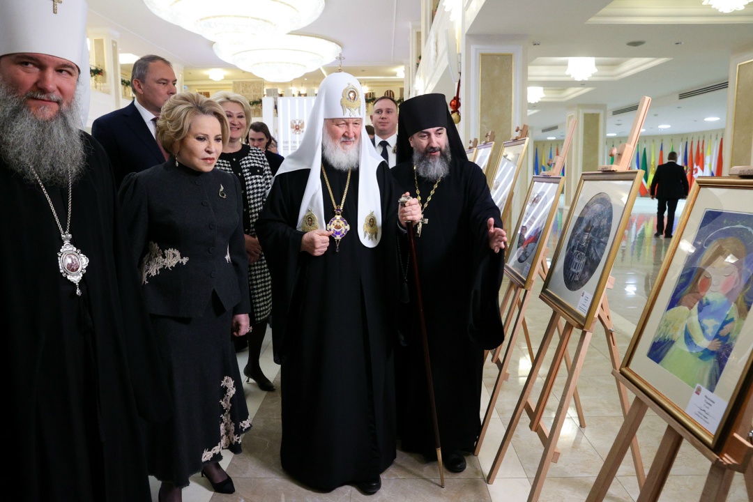 Председатель Совета Федерации Валентина Матвиенко и Святейший Патриарх Московский и всея Руси Кирилл осмотрели выставку детских рисунков «Красота Божьего…