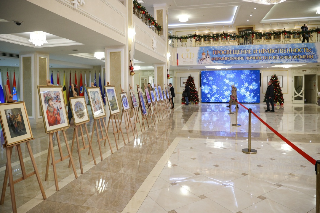 Председатель Совета Федерации Валентина Матвиенко и Святейший Патриарх Московский и всея Руси Кирилл осмотрели выставку детских рисунков «Красота Божьего…