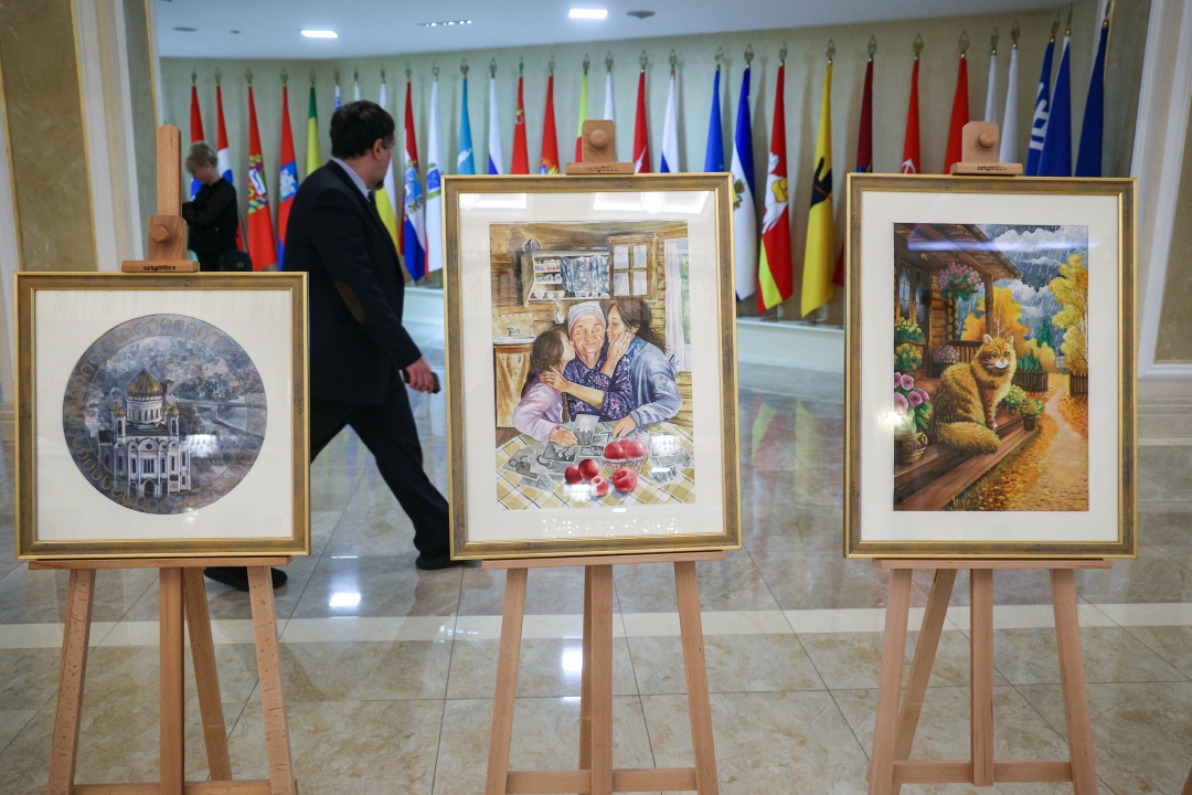 Председатель Совета Федерации Валентина Матвиенко и Святейший Патриарх Московский и всея Руси Кирилл осмотрели выставку детских рисунков «Красота Божьего…