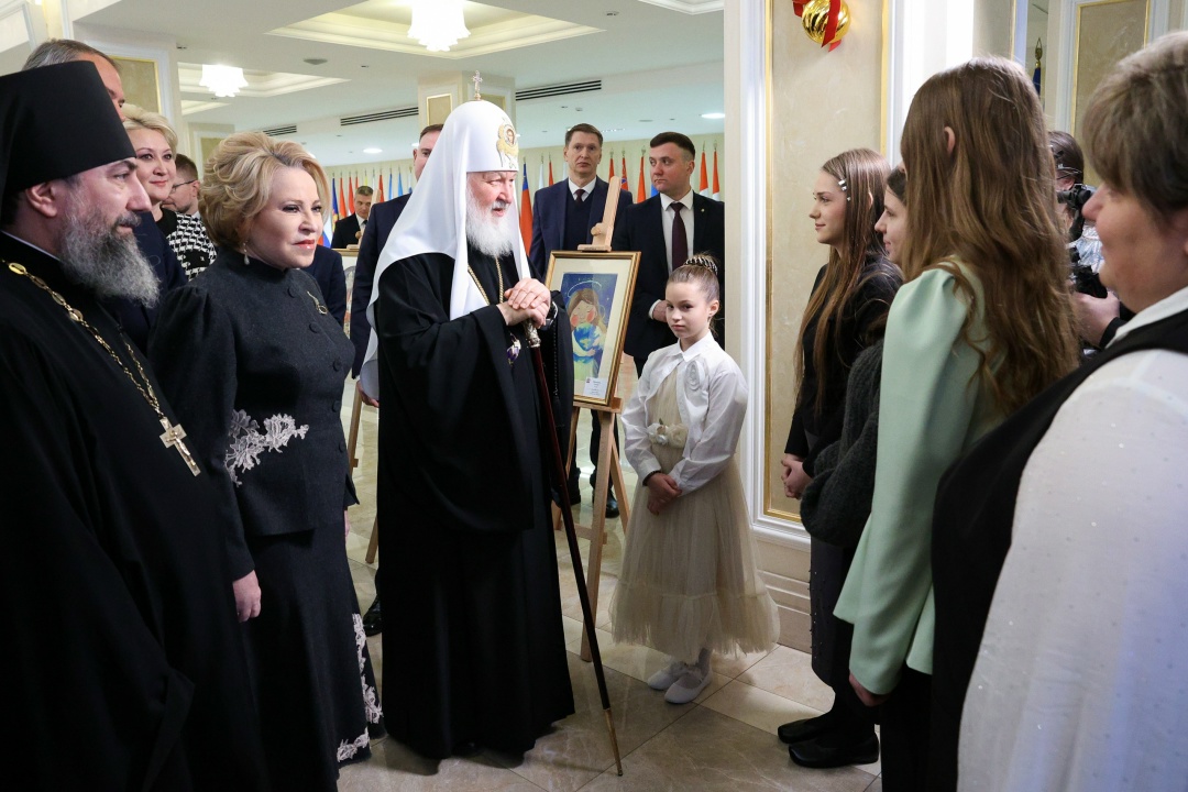 Председатель Совета Федерации Валентина Матвиенко и Святейший Патриарх Московский и всея Руси Кирилл осмотрели выставку детских рисунков «Красота Божьего…