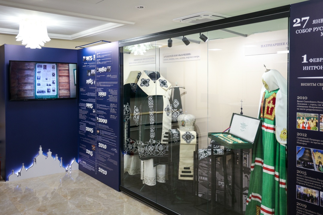 Председатель Совета Федерации Валентина Матвиенко и Святейший Патриарх Московский и всея Руси Кирилл осмотрели выставку детских рисунков «Красота Божьего…