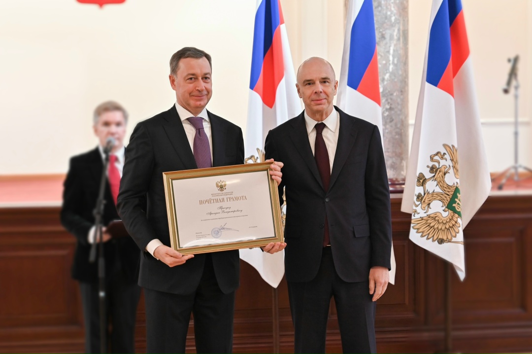 Антон Силуанов вручил ведомственные награды российским художникам-ювелирам