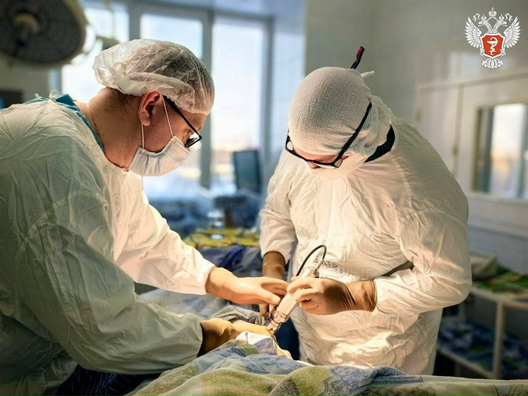 Врачи из Югры спасли ногу пациента после падения на нее полуторатонной бетонной конструкции