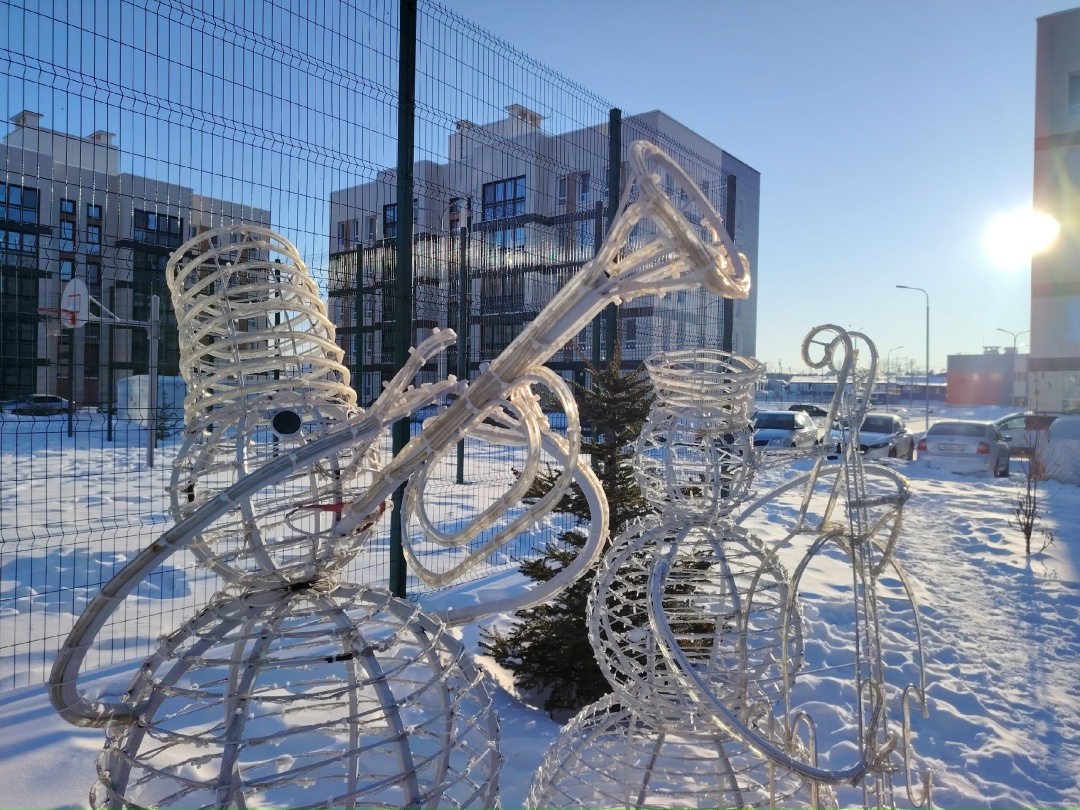 ДЕНЬ РИСОВАНИЯ СОЛНЦА НА СНЕГУ Сегодня, 31 января - День рисования солнца на снегу.