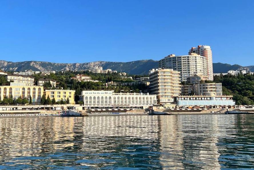 Когда на улице стужа, душу согревают мысли о лете и шуме морского прибоя. Идеальное лето круглый год создают в СПА-отеле «Ливадийский» (Ялта)