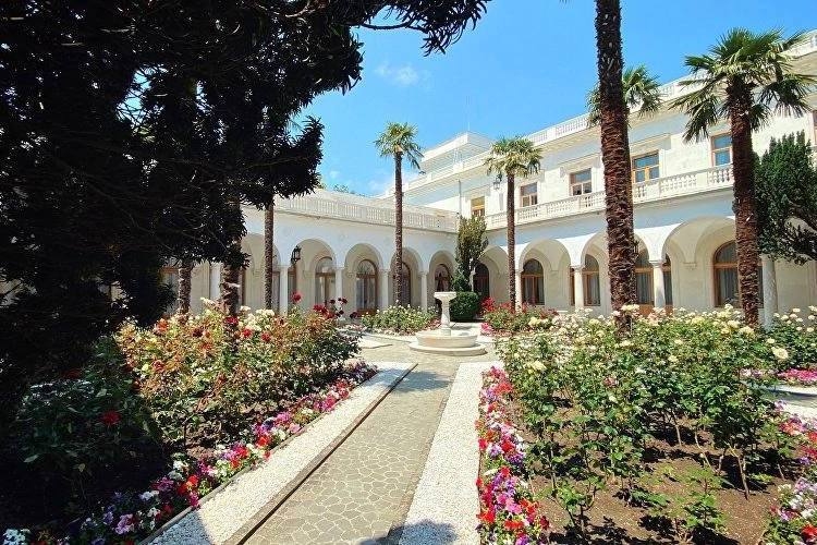 Когда на улице стужа, душу согревают мысли о лете и шуме морского прибоя. Идеальное лето круглый год создают в СПА-отеле «Ливадийский» (Ялта)