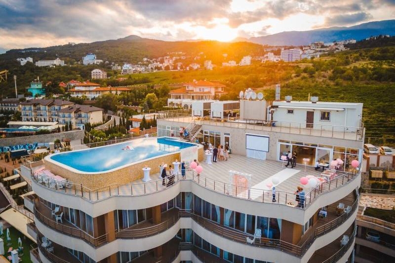 Когда на улице стужа, душу согревают мысли о лете и шуме морского прибоя. Идеальное лето круглый год создают в СПА-отеле «Ливадийский» (Ялта)