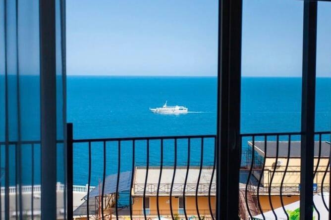 Когда на улице стужа, душу согревают мысли о лете и шуме морского прибоя. Идеальное лето круглый год создают в СПА-отеле «Ливадийский» (Ялта)