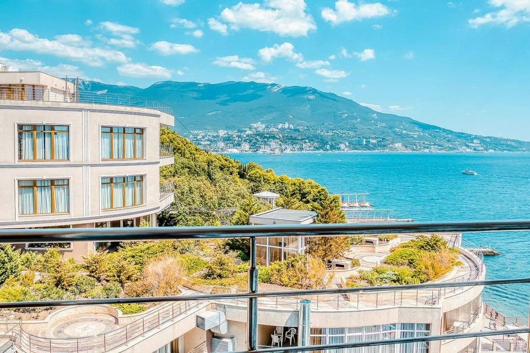 Когда на улице стужа, душу согревают мысли о лете и шуме морского прибоя. Идеальное лето круглый год создают в СПА-отеле «Ливадийский» (Ялта)