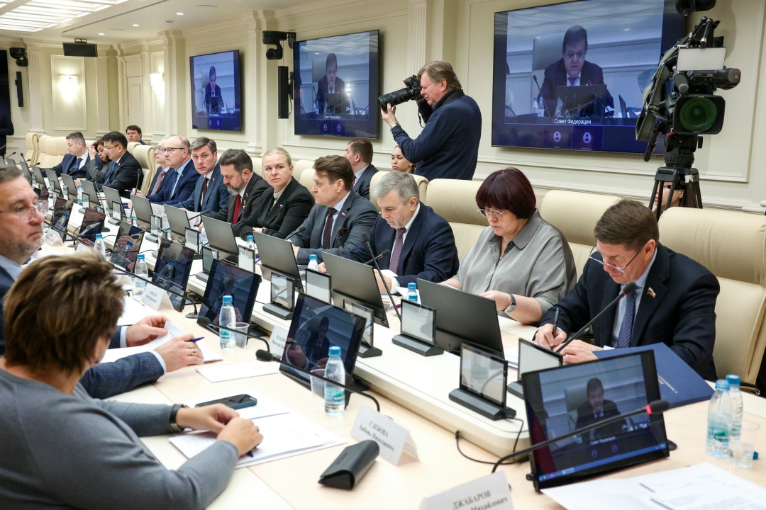 Владимир Джабаров: Комиссия СФ по защите госсуверенитета РФ будет активнее работать в регионах