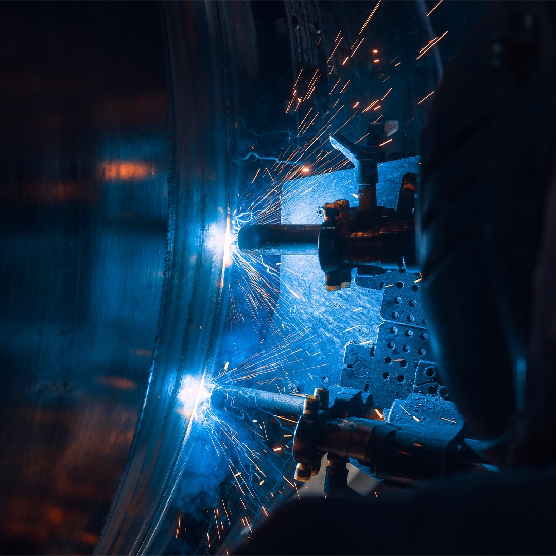 На фото – сварочная головка комплекса автоматической дуговой сварки на кольцевом стыке труб магистрального газопровода. Она движется по окружности строго по…