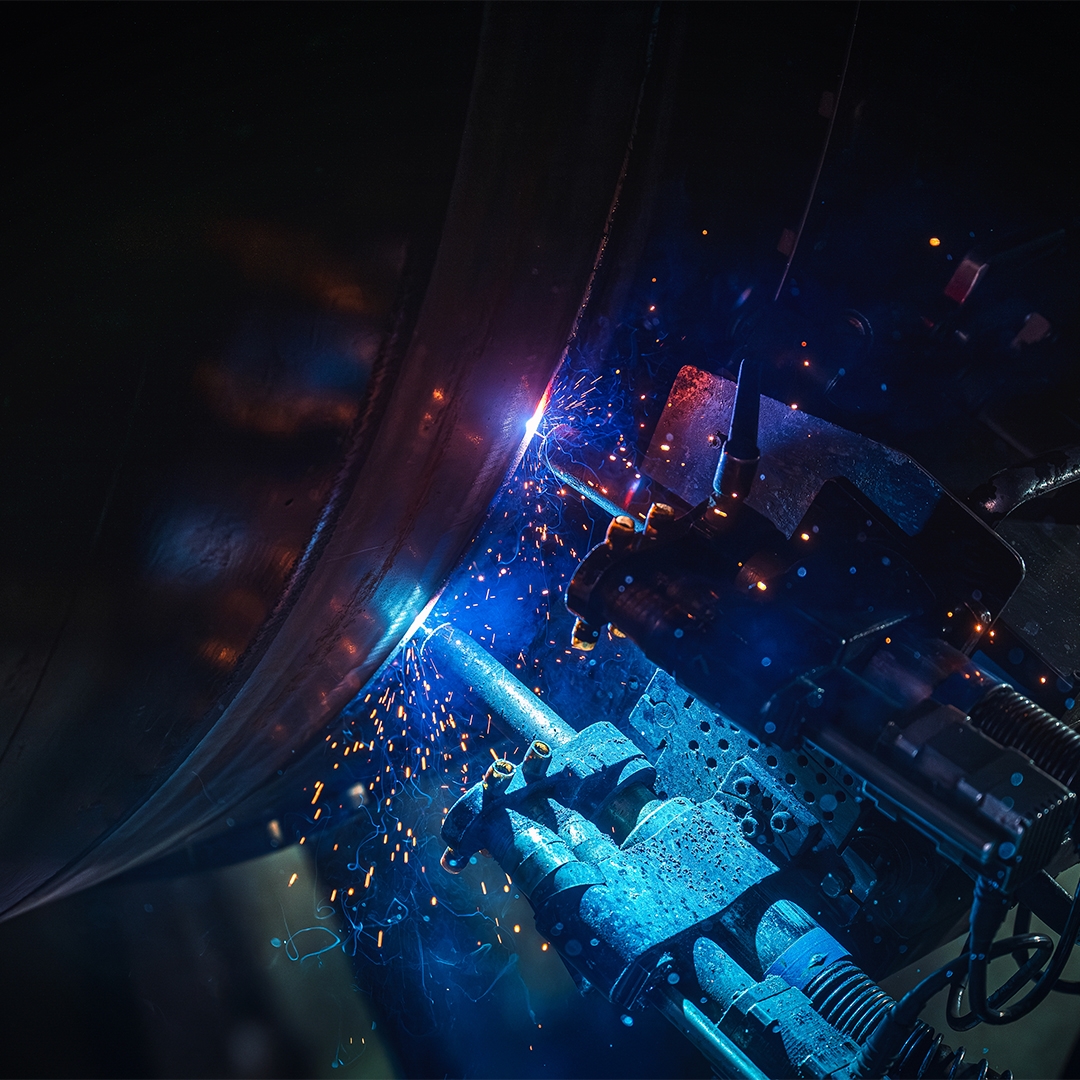 На фото – сварочная головка комплекса автоматической дуговой сварки на кольцевом стыке труб магистрального газопровода. Она движется по окружности строго по…