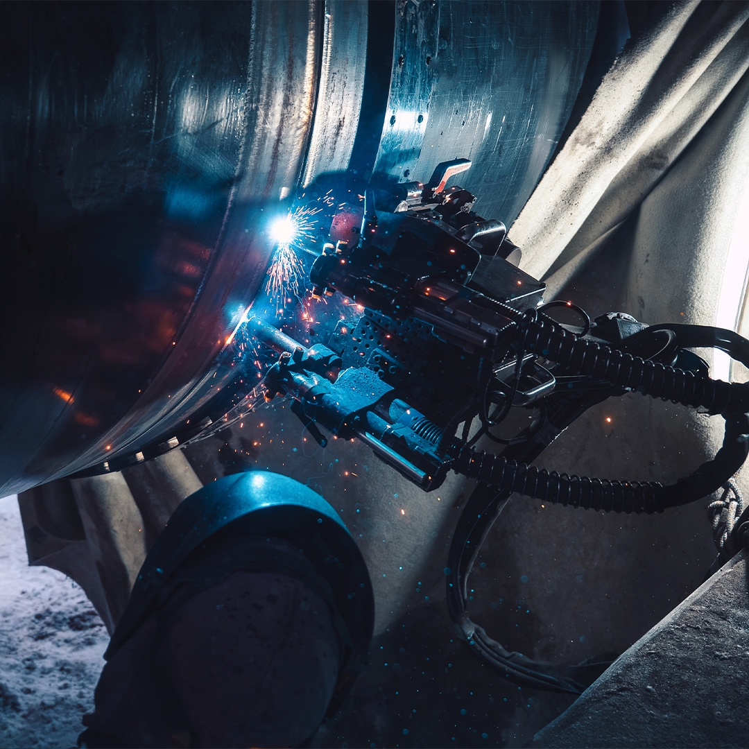 На фото – сварочная головка комплекса автоматической дуговой сварки на кольцевом стыке труб магистрального газопровода. Она движется по окружности строго по…