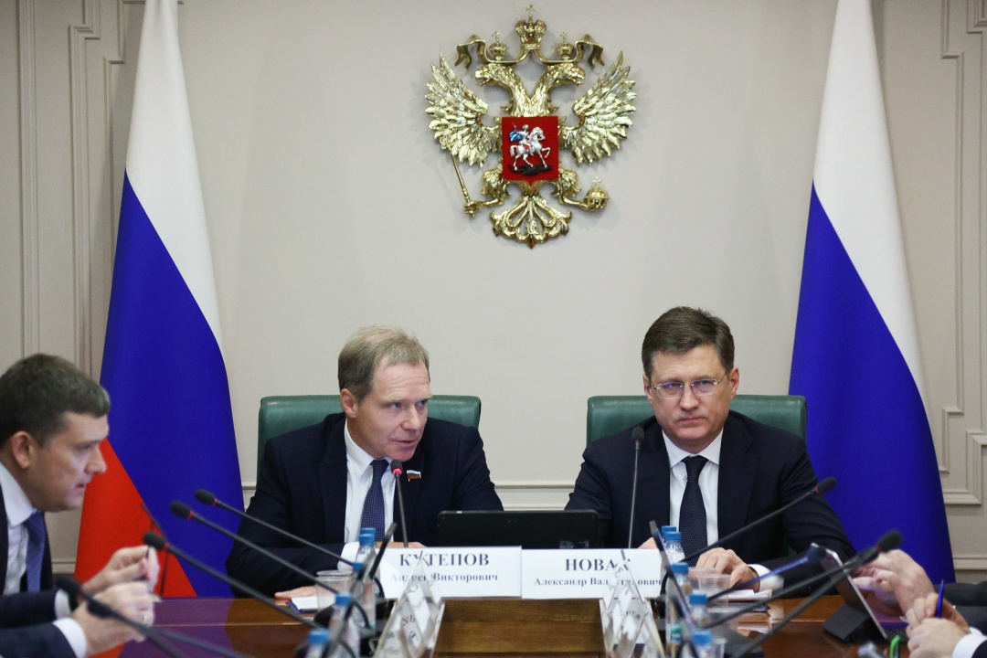 Александр Новак принял участие в заседании комитета Совета Федерации по экономической политике.