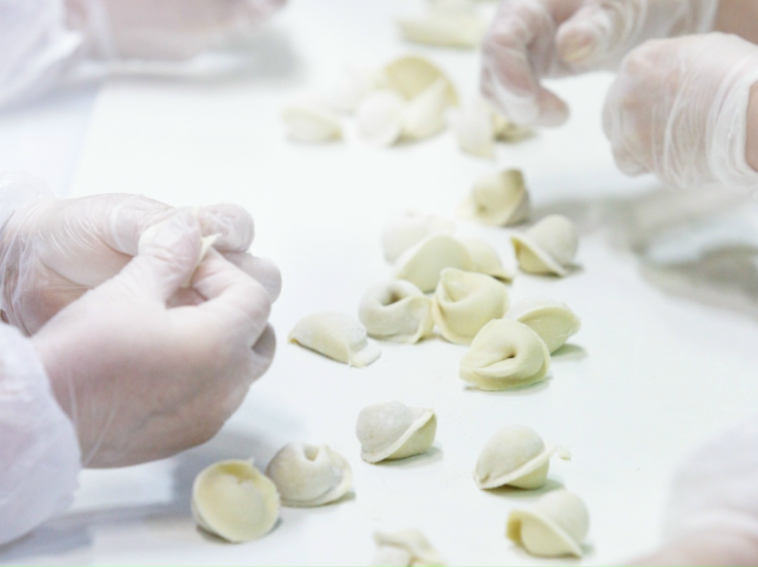 Натуральные продажи полуфабрикатов в тесте в рознице в 2025 году сократились на 6%. Спрос на якорную категорию в сегменте – пельмени - уменьшился на 8%, пишет…