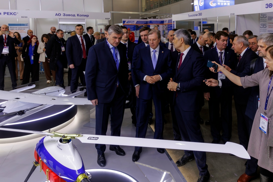 Виталий Савельев принял участие в работе Национального авиационного инфраструктурного салона.