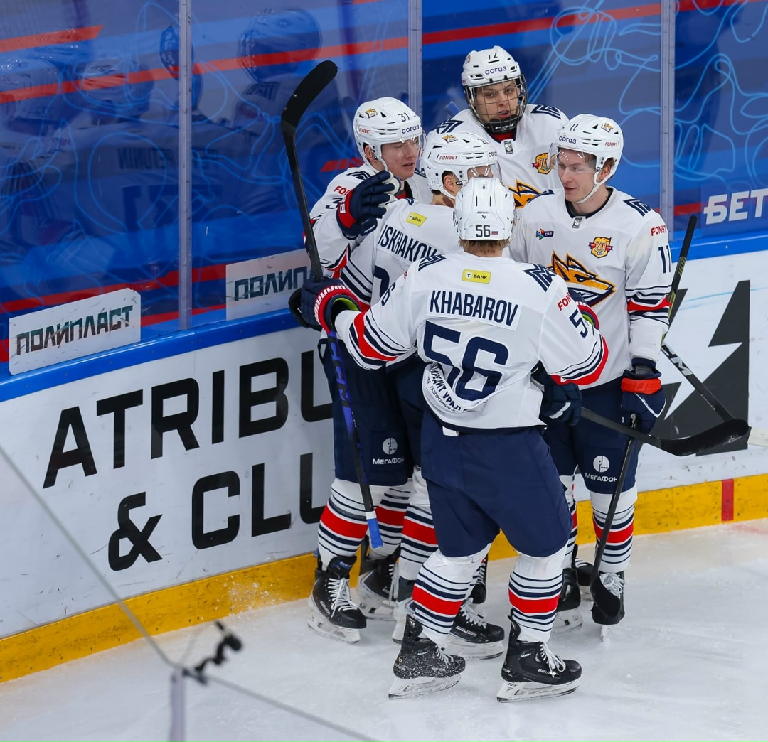 И курьёз, и всерьёз! Перед паузой в регулярном чемпионате Металлург взял свои два очка, обыграв в Тольятти «Ладу» — 3:2