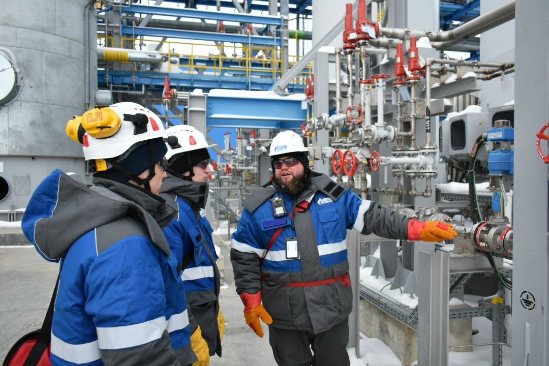 ЗНАКОМСТВО С ПРОИЗВОДСТВОМ Как начинает свой трудовой путь на Амурском ГПЗ молодой работник производственного подразделения
