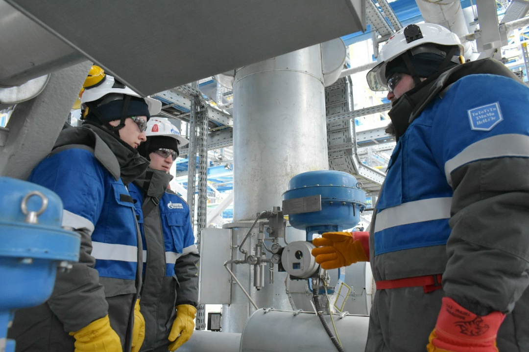 ЗНАКОМСТВО С ПРОИЗВОДСТВОМ Как начинает свой трудовой путь на Амурском ГПЗ молодой работник производственного подразделения