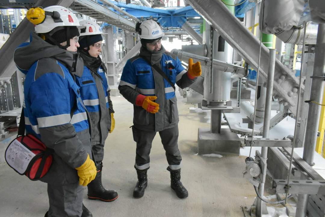 ЗНАКОМСТВО С ПРОИЗВОДСТВОМ Как начинает свой трудовой путь на Амурском ГПЗ молодой работник производственного подразделения