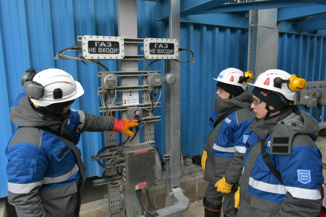 ЗНАКОМСТВО С ПРОИЗВОДСТВОМ Как начинает свой трудовой путь на Амурском ГПЗ молодой работник производственного подразделения