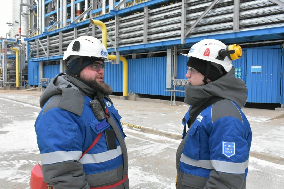 ЗНАКОМСТВО С ПРОИЗВОДСТВОМ Как начинает свой трудовой путь на Амурском ГПЗ молодой работник производственного подразделения