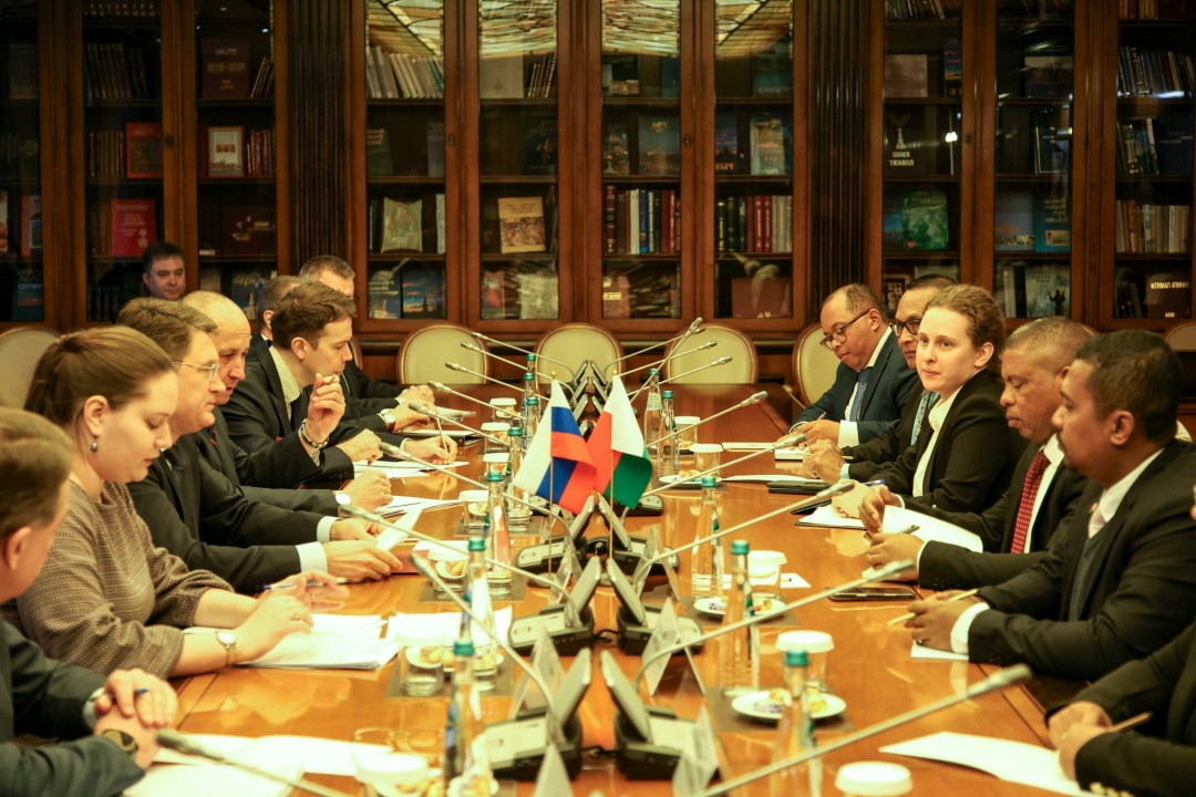 Александр Новак встретился с министром вооруженных сил Мадагаскара Маминирином Эли Разафитумбой.