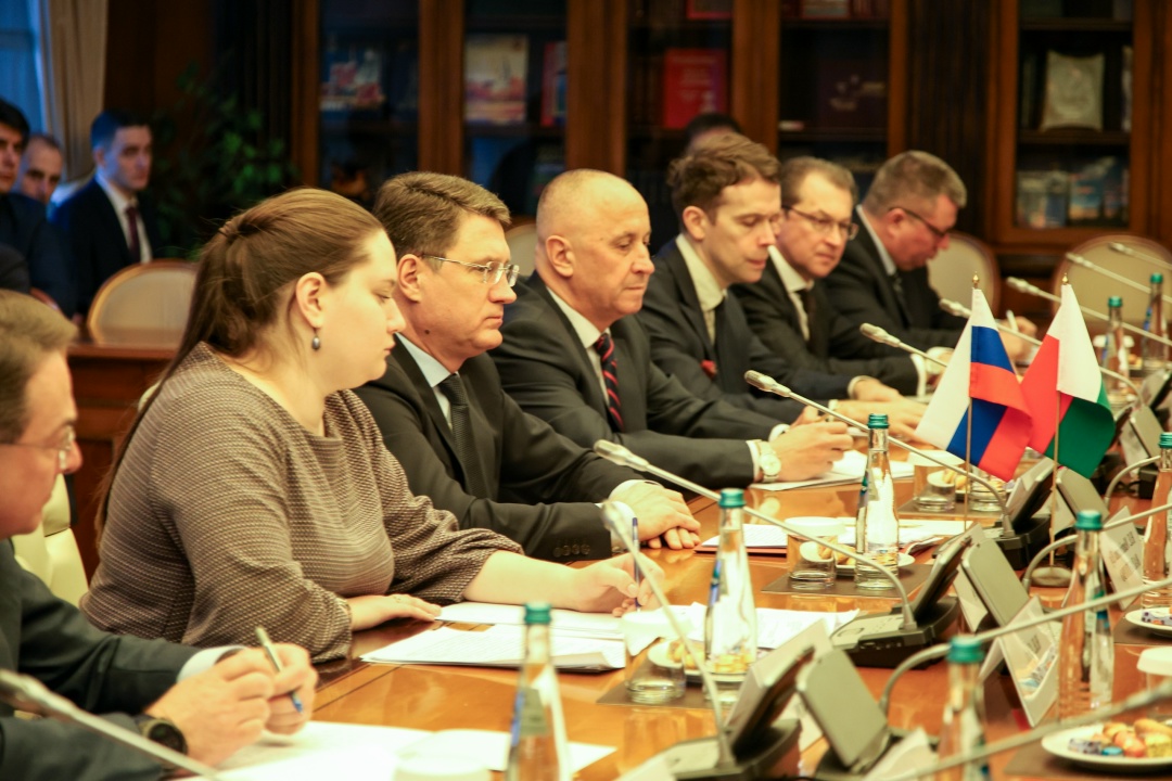 Александр Новак встретился с министром вооруженных сил Мадагаскара Маминирином Эли Разафитумбой.