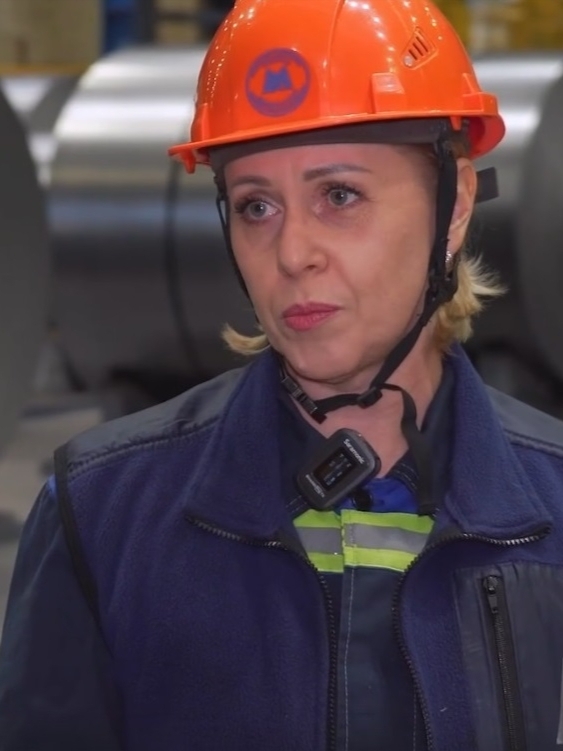 Уже 15 лет Наталья Михальчук работает машинистом крана металлургического производства в одиннадцатом листопрокатном цехе ПАО «ММК»
