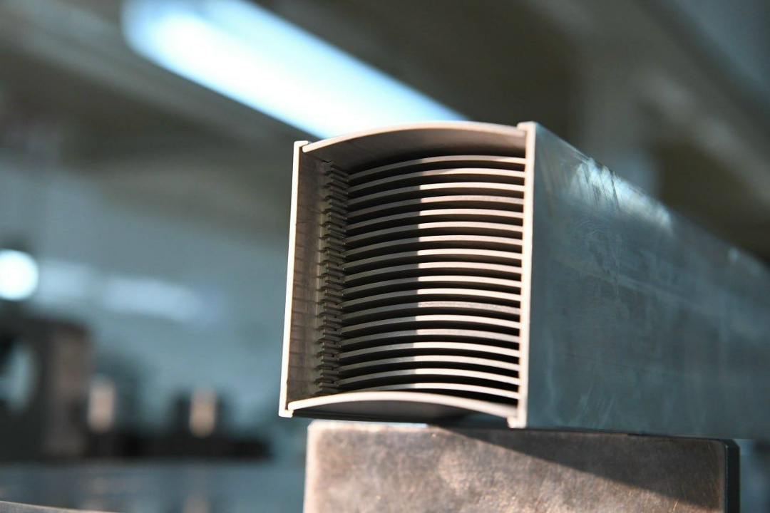 Тепловыеделяющие сборки (ТВС) с трубчатыми и пластинчатыми твэлами. Такое ядерное топливо применяют в исследовательских реакторах