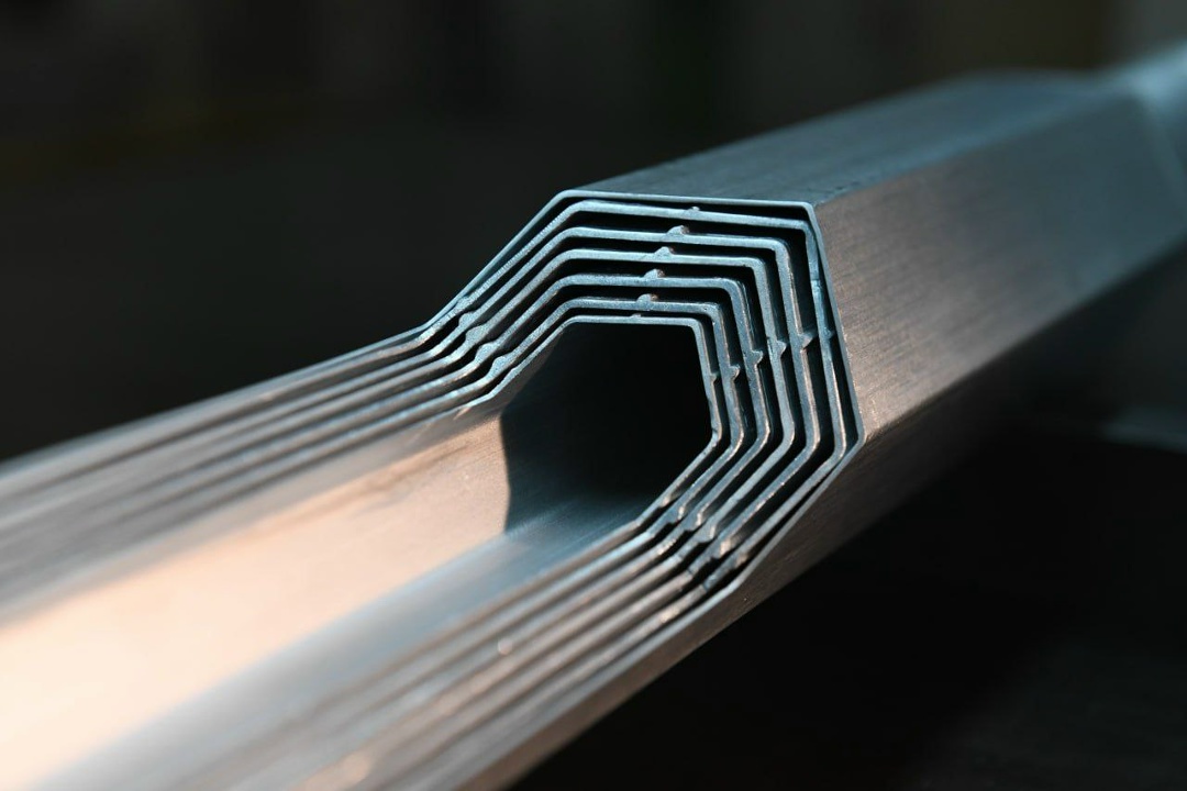 Тепловыеделяющие сборки (ТВС) с трубчатыми и пластинчатыми твэлами. Такое ядерное топливо применяют в исследовательских реакторах