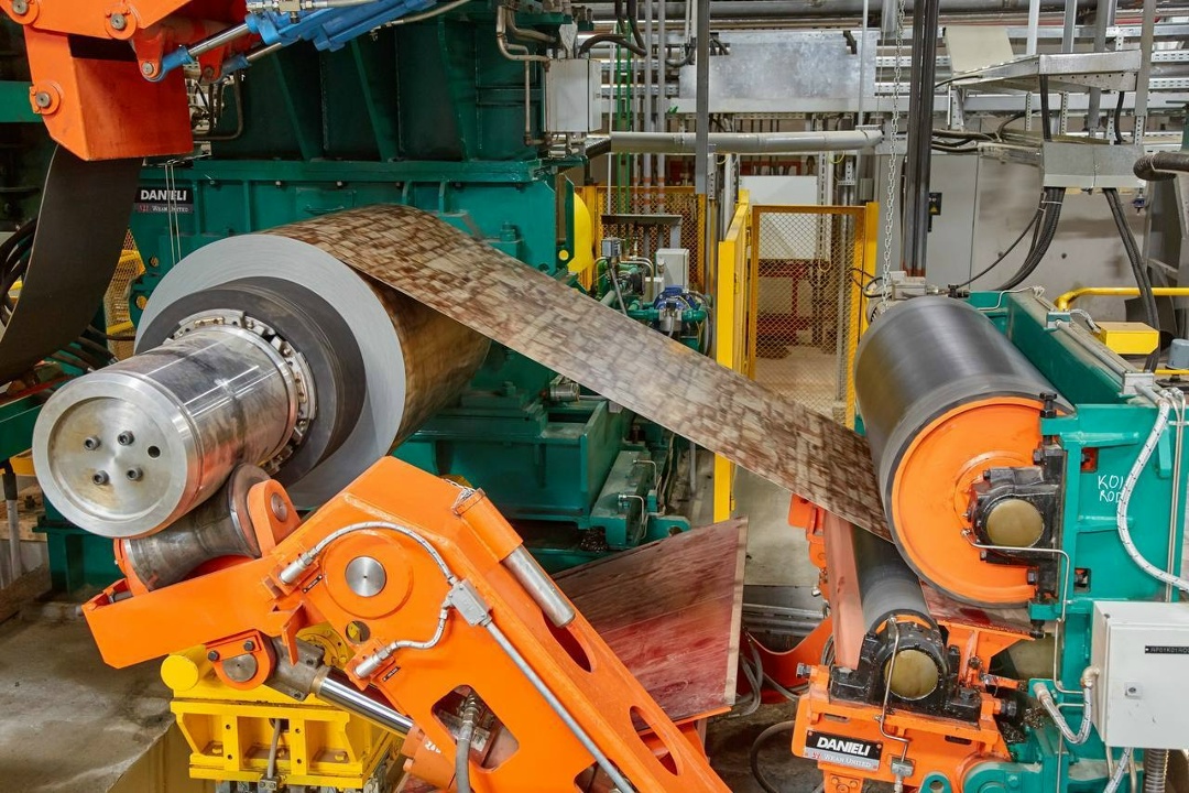 А вы знали? «Кварцевый сланец», «Бордовый венге», «Кирпичная кладка», «Античный дуб» – все это варианты оцинкованного проката с многоцветным декоративным…