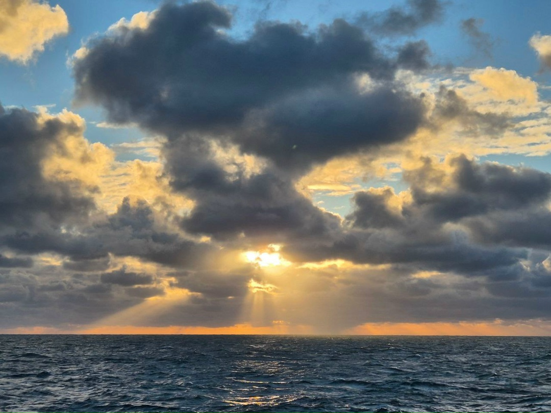 Калейдоскоп морских горизонтов Моторист-электрик с судна FESCO Николай Беляев за три месяца работы собрал для нас коллекцию самых безмятежных моментов из…